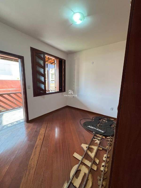 Casa, Castelo, 5 Quartos, 14 Vagas, 1 Suíte