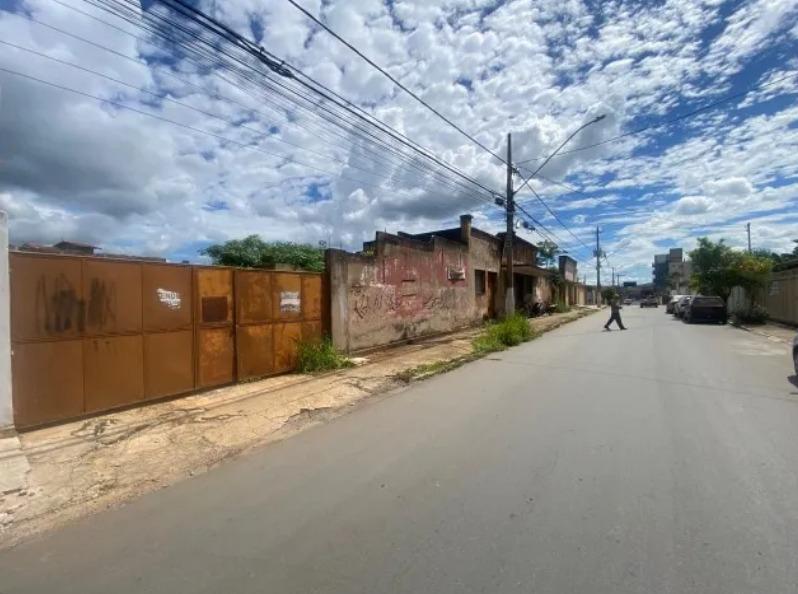 Lote, Centro, 1 Quarto, 0 Vaga
