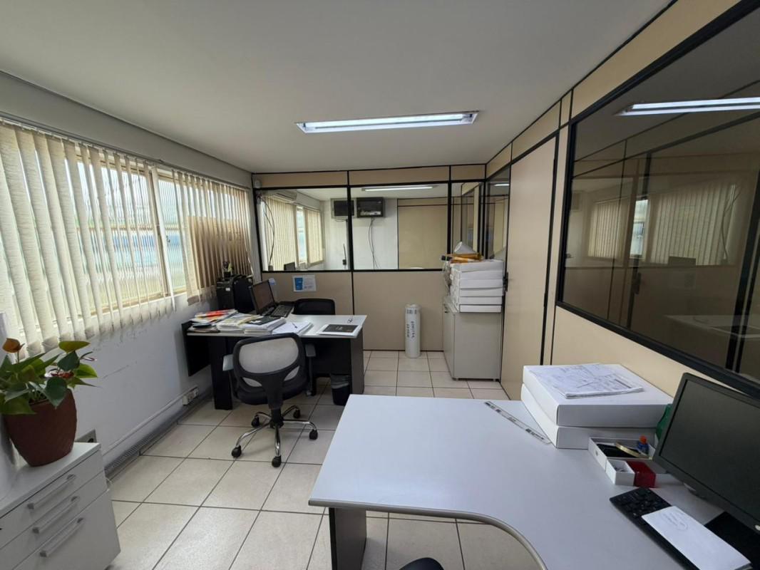 Galpão, Serrano, 0 Quarto, 10 Vagas