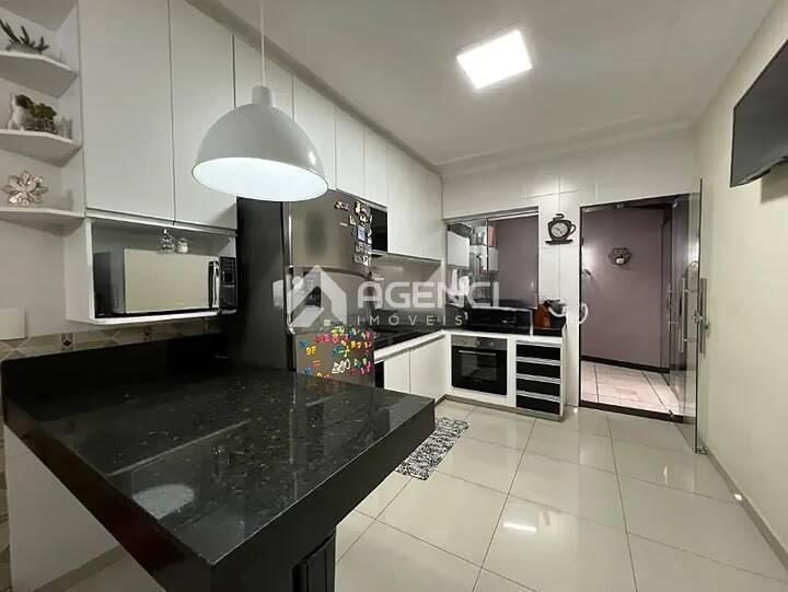 Casa, Cabral, 3 Quartos, 0 Vaga, 1 Suíte