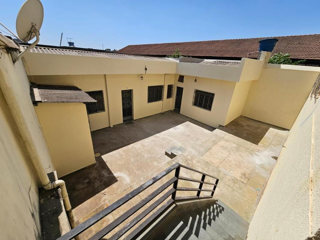 Prédio, Das Industrias I (barreiro), 14 Quartos, 0 Vaga