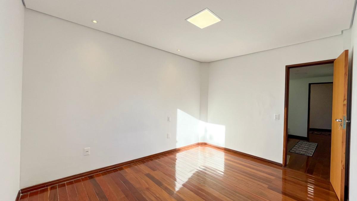 Casa, Estoril, 3 Quartos, 6 Vagas, 1 Suíte