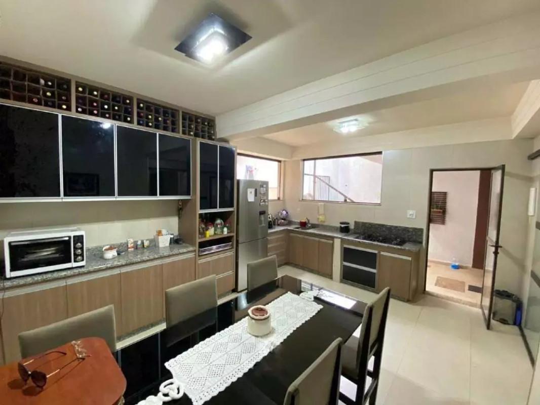 Casa, Teixeira Dias (barreiro), 3 Quartos, 3 Vagas, 1 Suíte