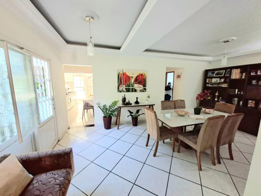 Casa, Letícia, 3 Quartos, 8 Vagas, 1 Suíte