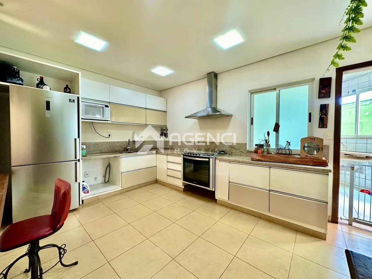 Casa, Jardim Canadá, 5 Quartos, 0 Vaga, 1 Suíte