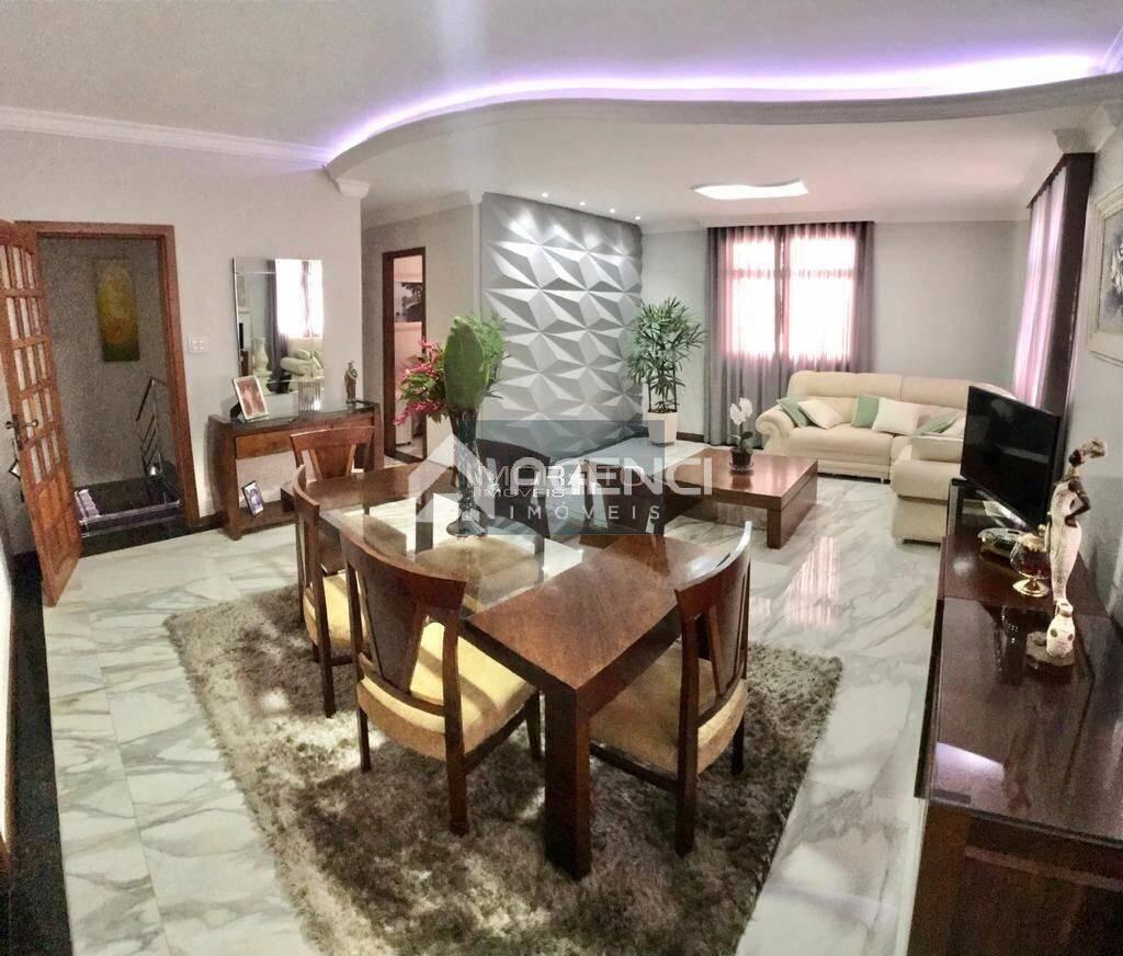 Casa, Castelo, 4 Quartos, 0 Vaga, 1 Suíte