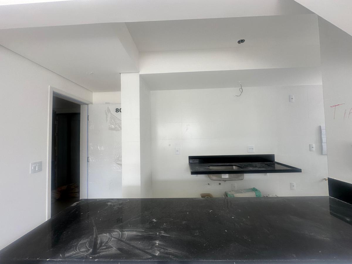 Cobertura, Funcionários, 2 Quartos, 2 Vagas, 2 Suítes