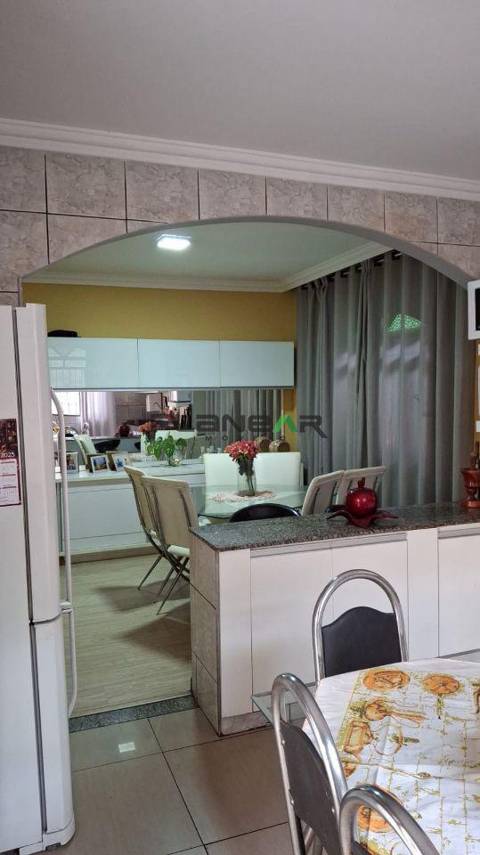 Casa, Industrial, 3 Quartos, 4 Vagas, 1 Suíte