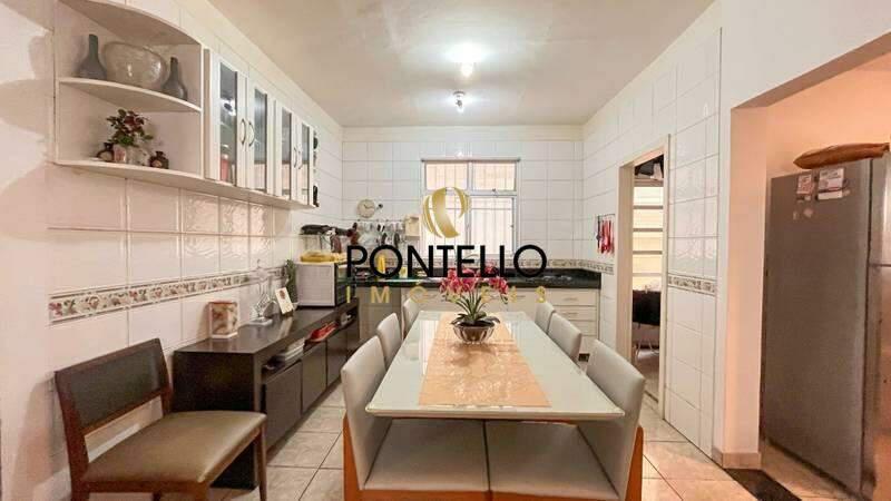 Casa, Buritis, 5 Quartos, 0 Vaga, 1 Suíte