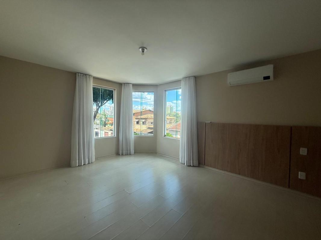 Casa, Castelo, 4 Quartos, 3 Vagas, 1 Suíte