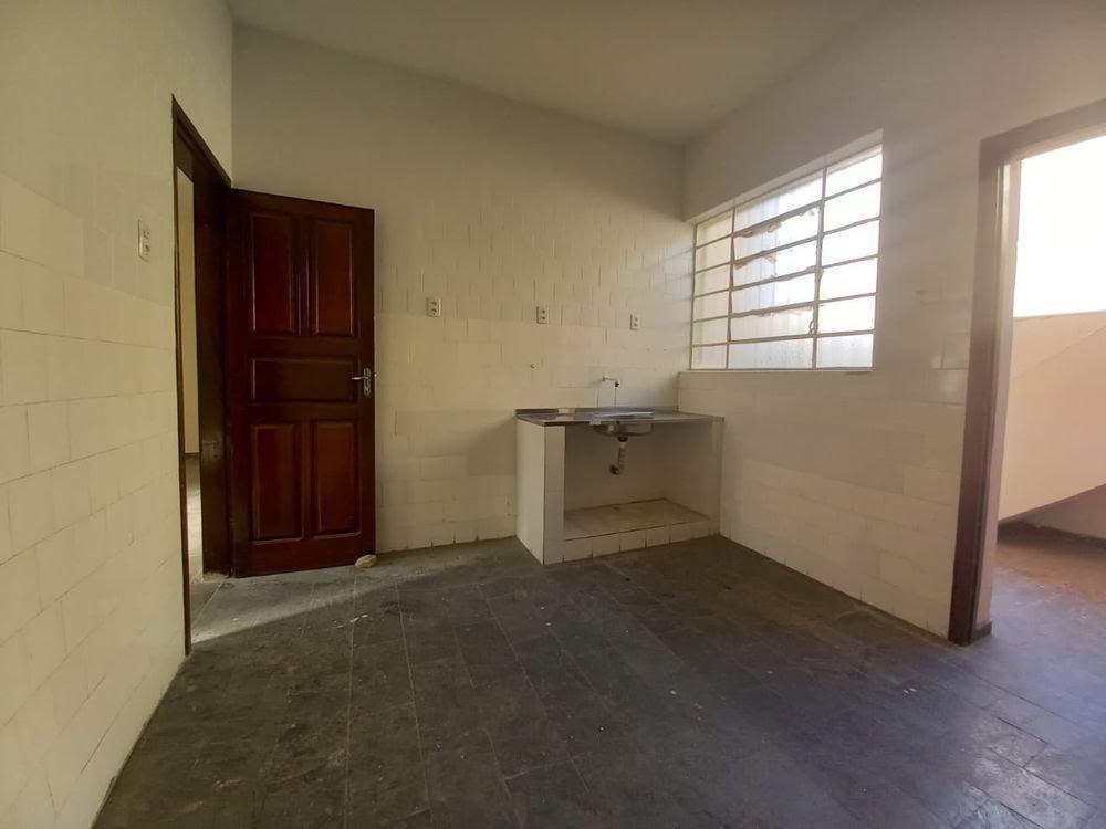 Prédio, Centro, 4 Quartos, 0 Vaga