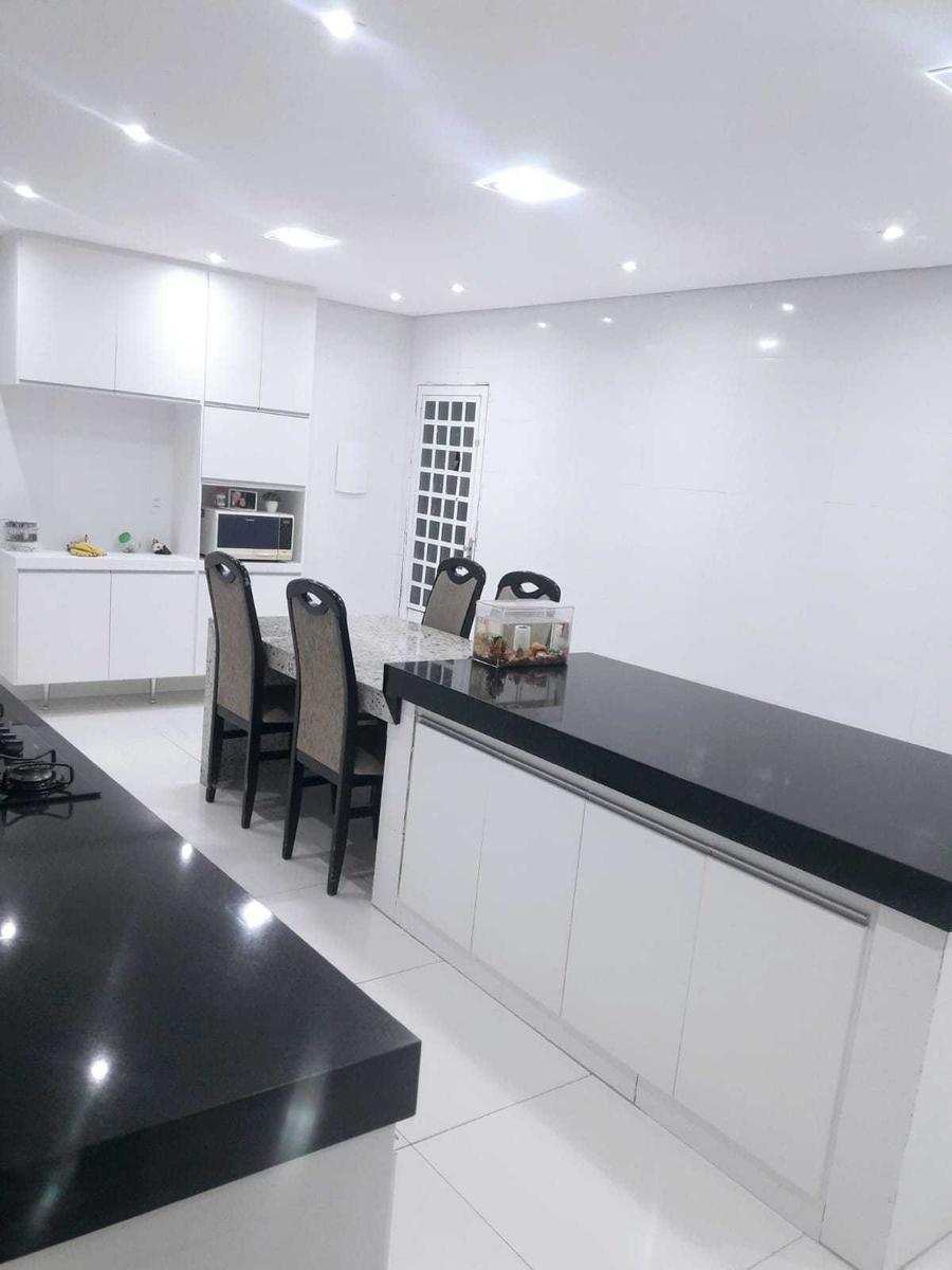 Casa, Europa, 3 Quartos, 0 Vaga, 1 Suíte