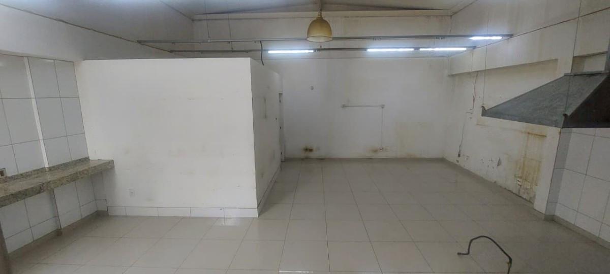 Casa Comercial, Funcionários, 0 Quarto, 0 Vaga