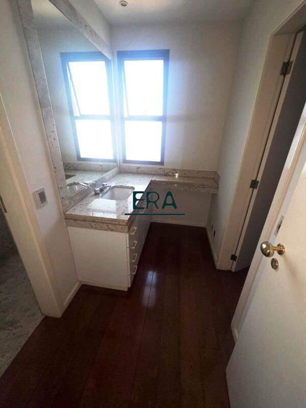 Cobertura, Funcionários, 5 Quartos, 4 Vagas, 4 Suítes