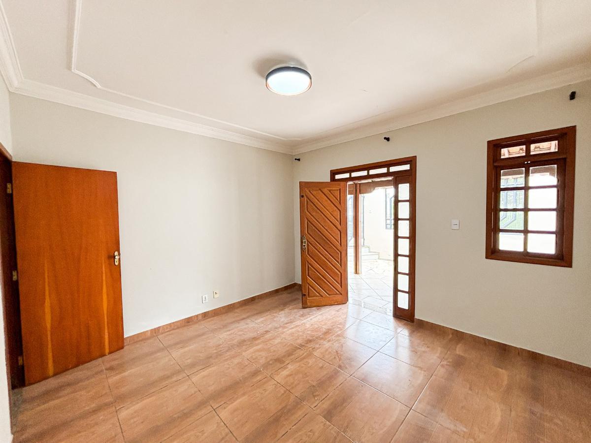 Casa, Três Barras, 5 Quartos, 2 Vagas, 1 Suíte