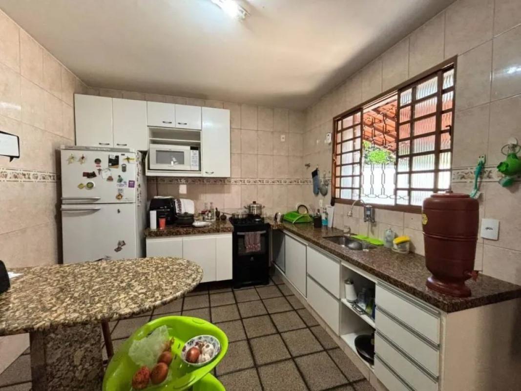 Casa, Castelo, 4 Quartos, 4 Vagas, 1 Suíte