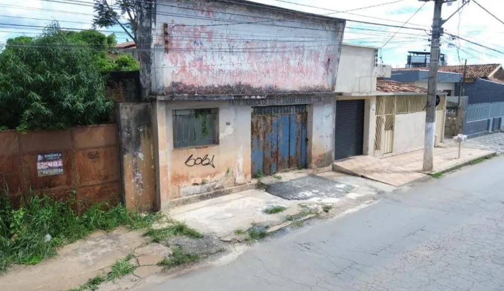 Lote, Centro, 1 Quarto, 0 Vaga