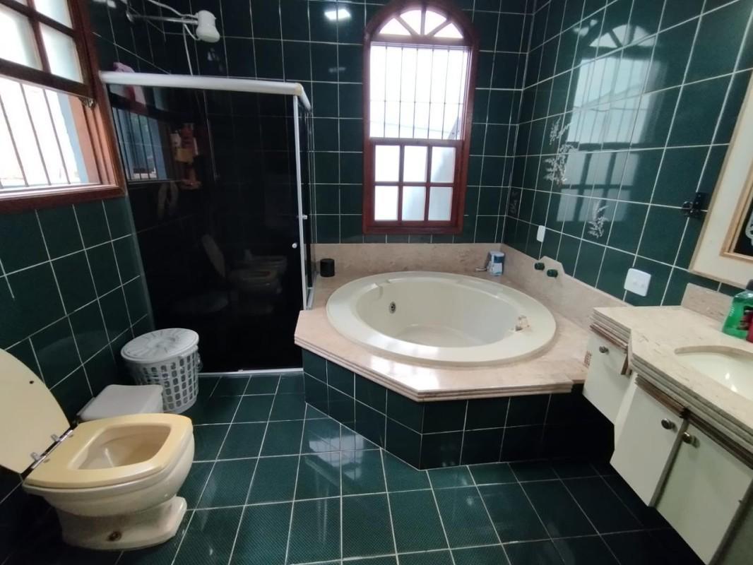 Casa, Castelo, 3 Quartos, 4 Vagas, 1 Suíte