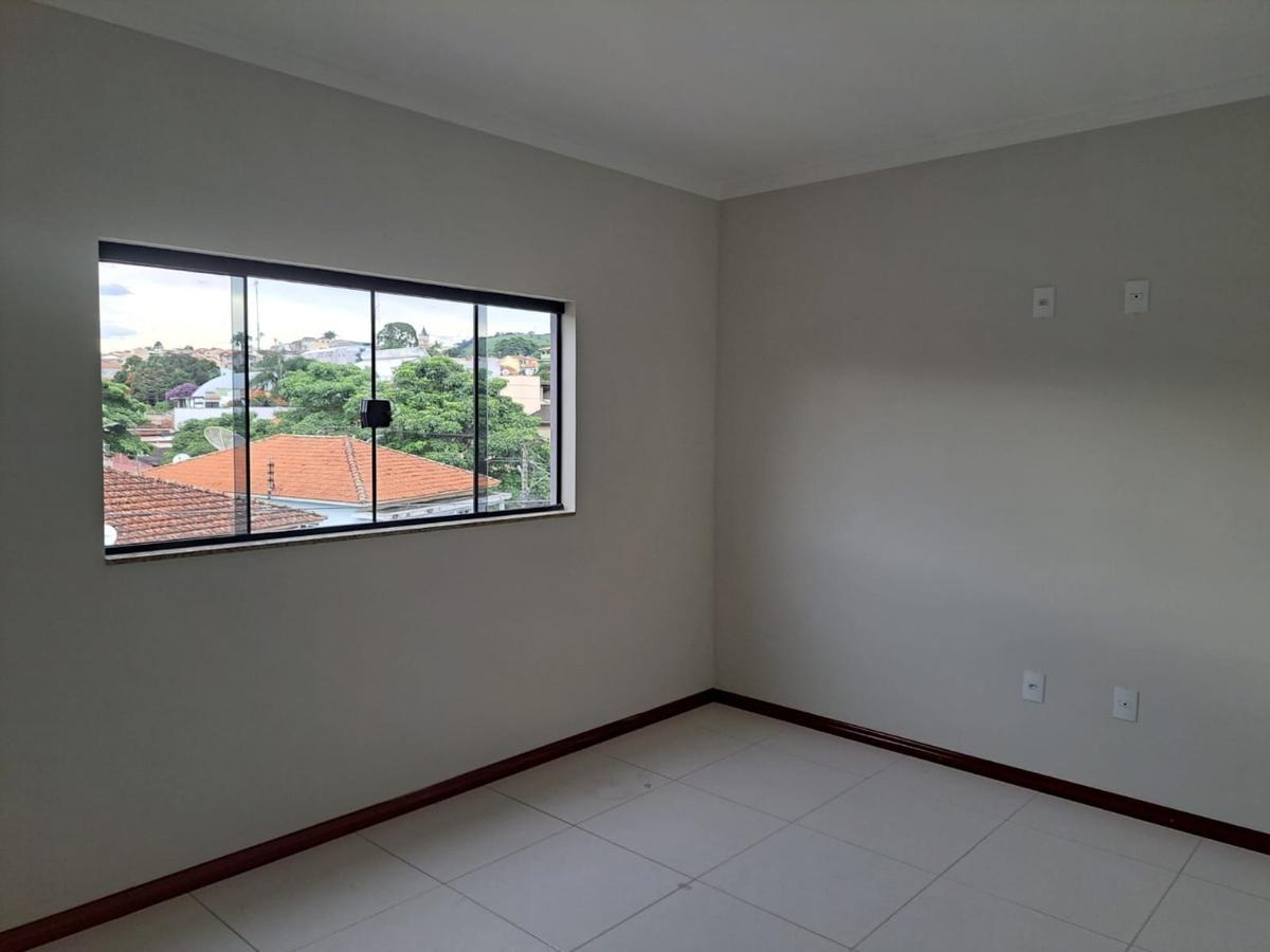 Prédio, Centro, 3 Quartos, 0 Vaga, 1 Suíte