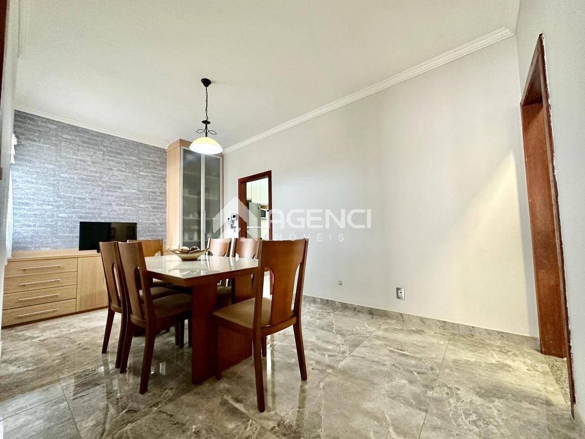 Casa, Cabral, 4 Quartos, 0 Vaga, 2 Suítes