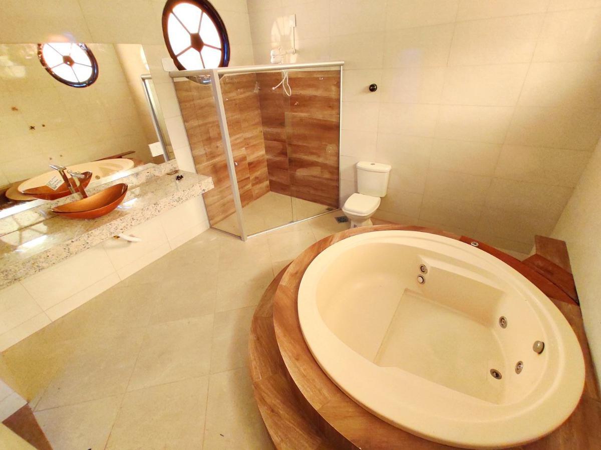 Casa Comercial, São José, 6 Quartos, 4 Vagas, 2 Suítes