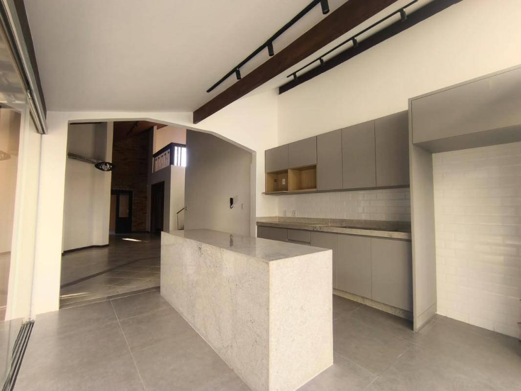 Casa, Trevo, 3 Quartos, 6 Vagas, 2 Suítes