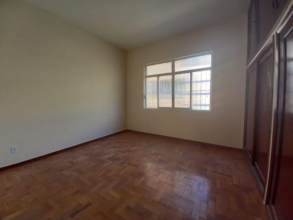 Prédio, Centro, 4 Quartos, 0 Vaga