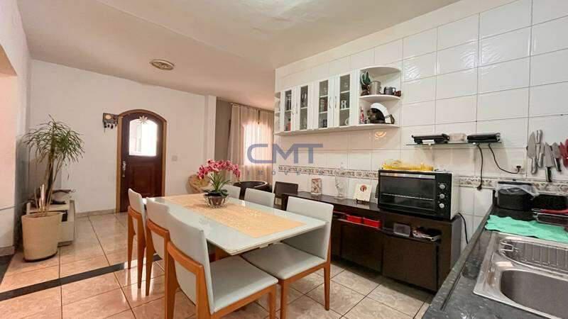 Casa, Buritis, 5 Quartos, 0 Vaga, 1 Suíte