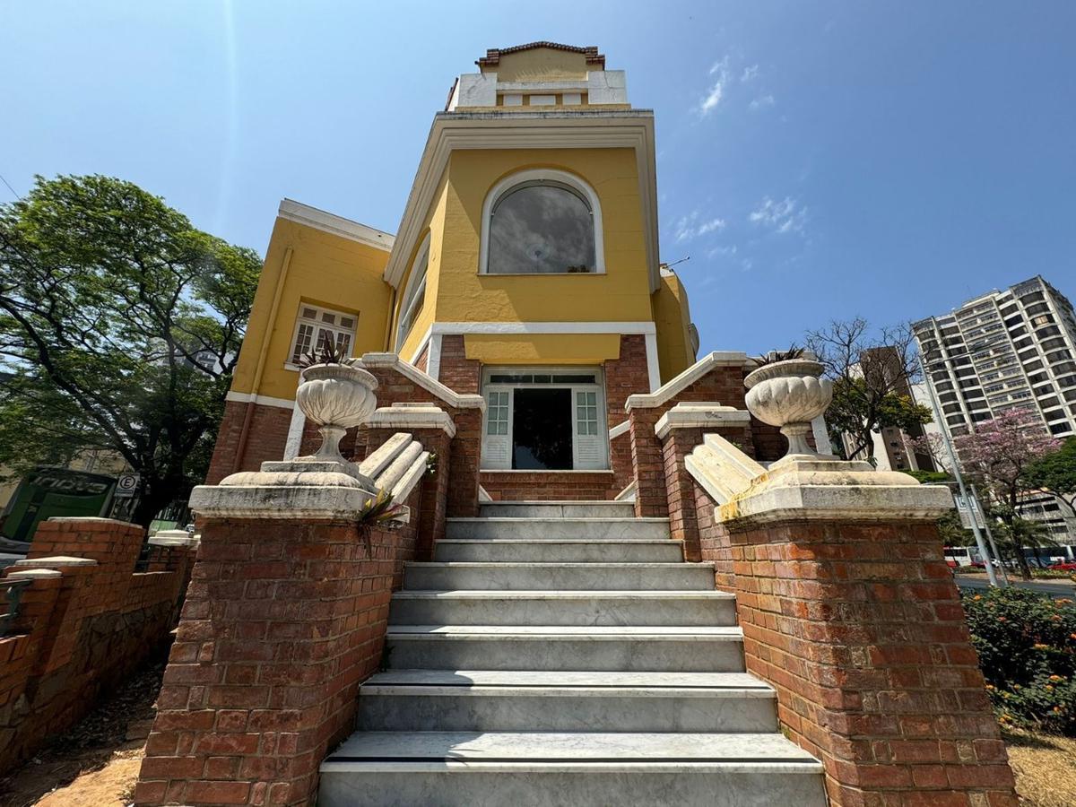 Casa, Funcionários, 10 Quartos, 30 Vagas, 5 Suítes
