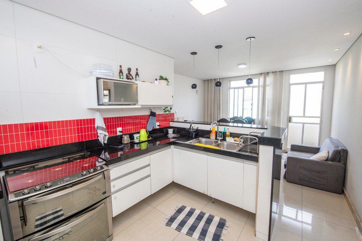 Casa, Cachoeirinha, 6 Quartos, 4 Vagas, 2 Suítes