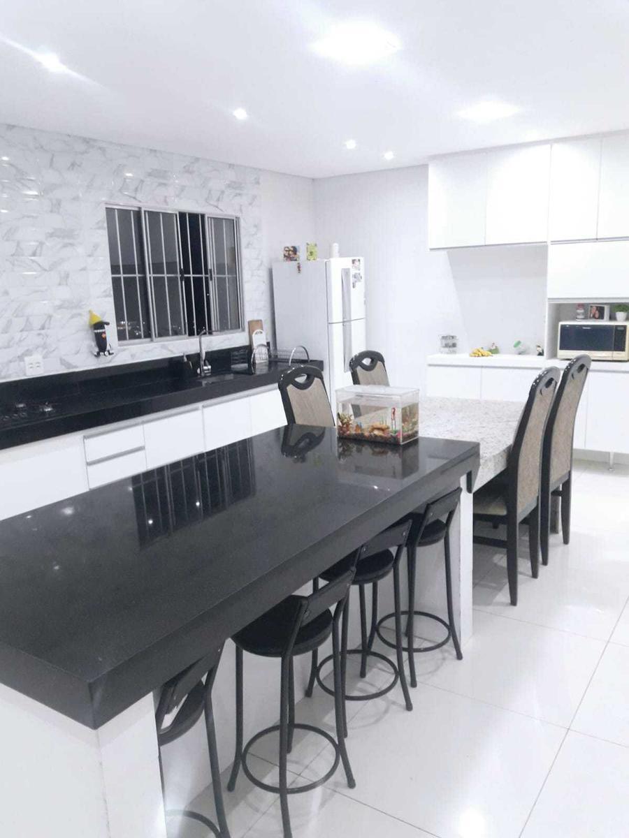 Casa, Europa, 3 Quartos, 0 Vaga, 1 Suíte