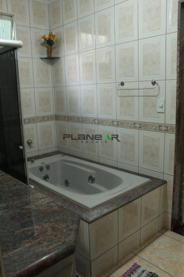 Casa, Santa Cruz Industrial, 3 Quartos, 8 Vagas, 2 Suítes