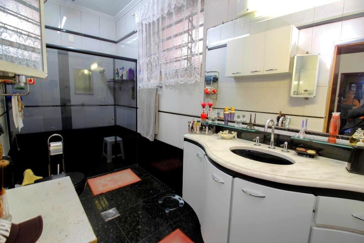 Casa, João Pinheiro, 5 Quartos, 4 Vagas, 1 Suíte