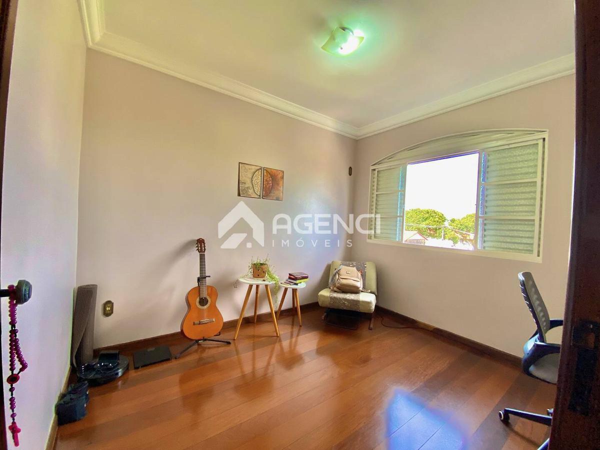 Casa, Camargos, 5 Quartos, 0 Vaga, 1 Suíte