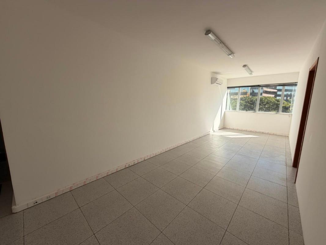 Sala, Barro Preto, 0 Quarto, 2 Vagas