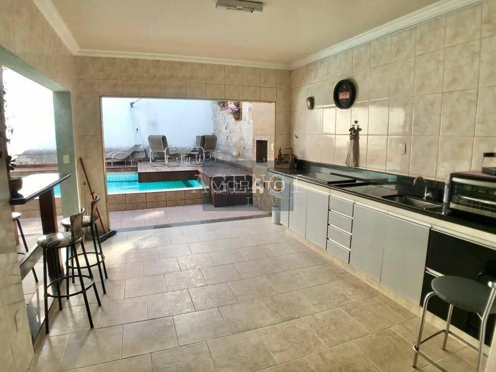 Casa, Castelo, 4 Quartos, 0 Vaga, 1 Suíte