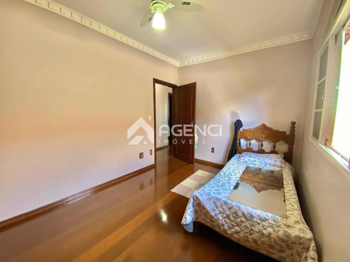 Casa, Camargos, 5 Quartos, 0 Vaga, 1 Suíte