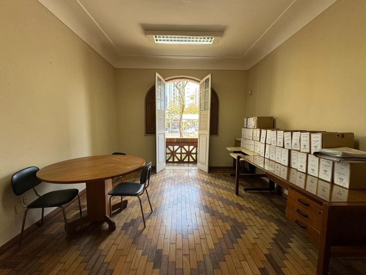 Casa, Funcionários, 10 Quartos, 30 Vagas, 5 Suítes