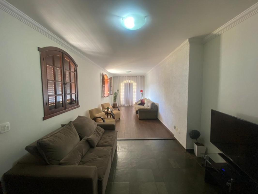 Casa Comercial, Goiânia, 4 Quartos, 2 Vagas, 2 Suítes