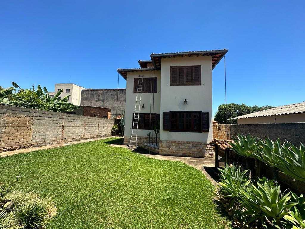 Casa, Lundcea, 4 Quartos, 2 Vagas, 1 Suíte