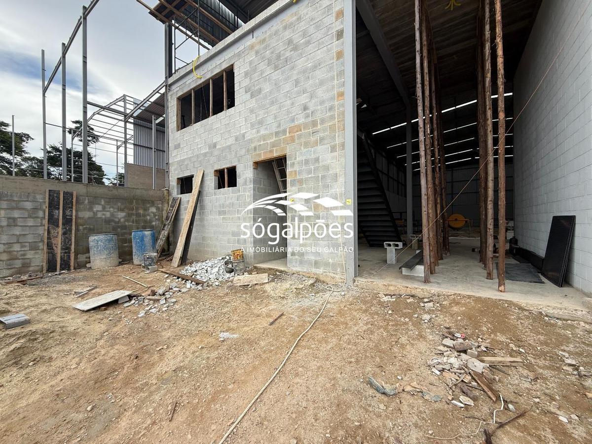 Galpão, Bandeirinhas, 12 Vagas