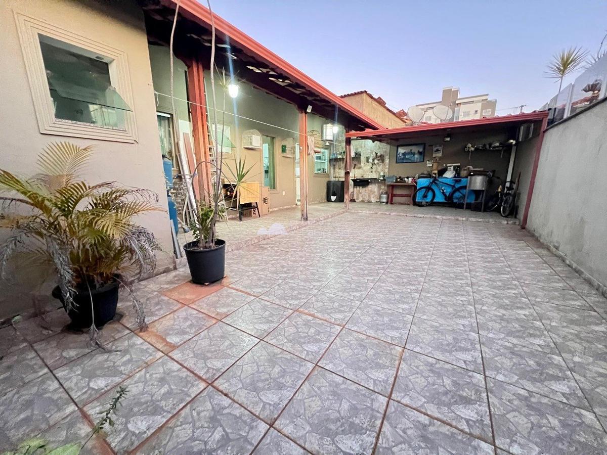 Casa, Santa Branca, 3 Quartos, 2 Vagas, 1 Suíte