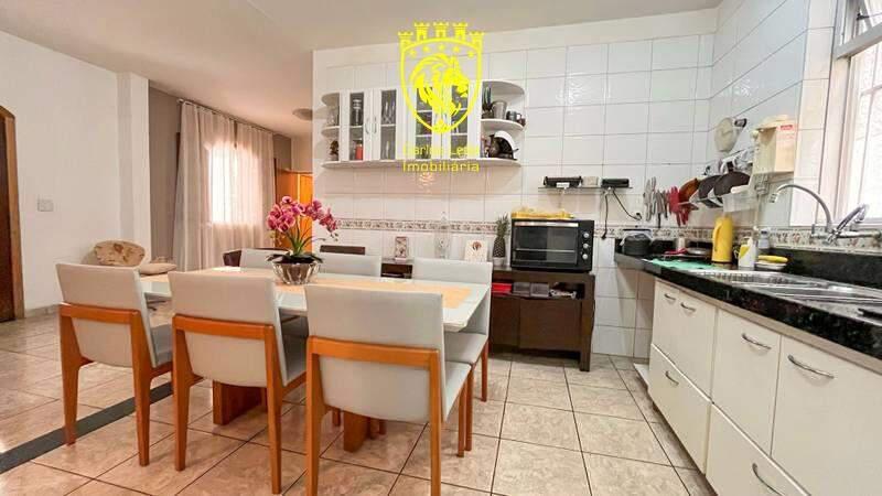 Casa, Buritis, 5 Quartos, 0 Vaga, 1 Suíte