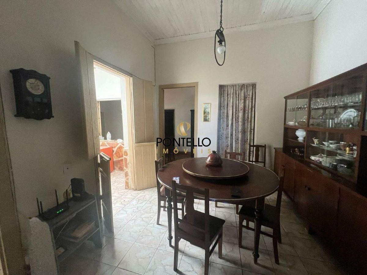 Casa, Centro, 6 Quartos, 0 Vaga, 1 Suíte