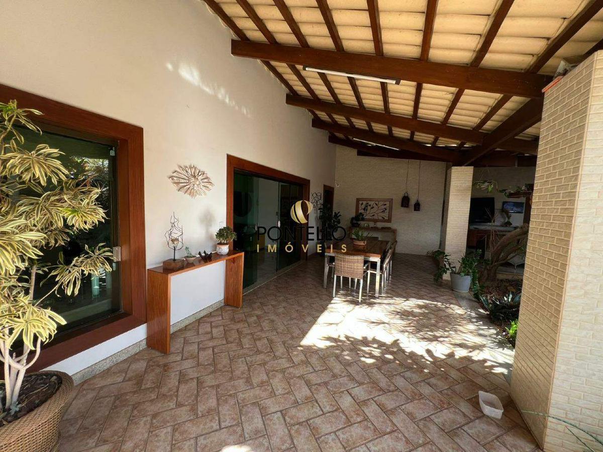 Casa, Santa Rita de Cássia, 8 Quartos, 4 Vagas, 2 Suítes