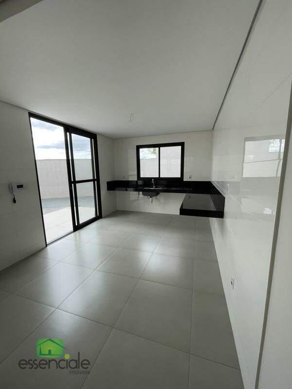 Casa, Centro, 3 Quartos, 2 Vagas, 1 Suíte