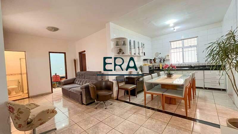 Casa, Buritis, 5 Quartos, 0 Vaga, 1 Suíte