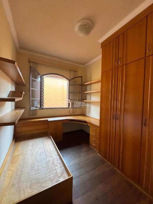 Casa, Industrial, 4 Quartos, 2 Vagas, 2 Suítes