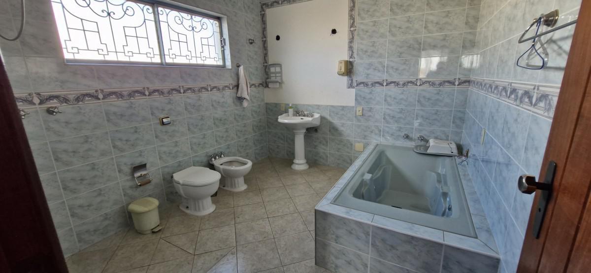 Casa, Concórdia, 10 Quartos, 8 Vagas, 1 Suíte