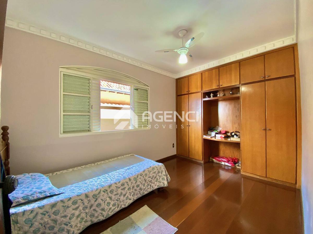 Casa, Camargos, 5 Quartos, 0 Vaga, 1 Suíte